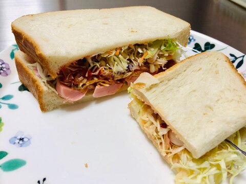 ソーセージ卵焼き入り具沢山サンドイッチ